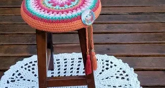 Capa de Banqueta Mandala Multicolorida em Crochê