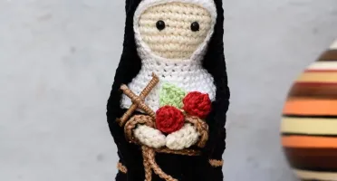 Santa Rita em amigurumi