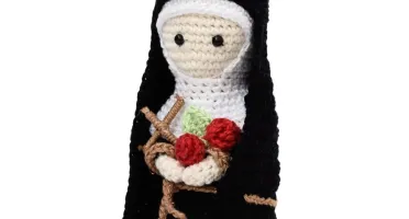 Santa Rita em amigurumi