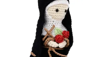 Santa Rita em amigurumi