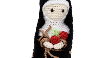 Santa Rita em amigurumi