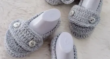 Sapatinho de Crochê Cinza com Laço para Bebê