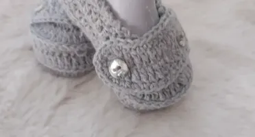 Sapatinho de Crochê Cinza com Laço para Bebê