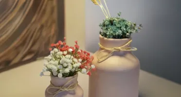 Conjunto de 2 vasos de cerâmica estilo latão