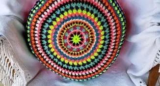 Capa de Almofada Mandala Neon em Crochê
