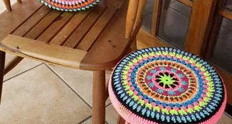 Capa de Almofada Mandala Neon em Crochê