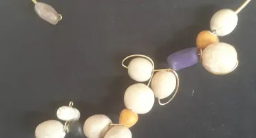 Colar Cachos com Cerâmica, Cristal e Polímero