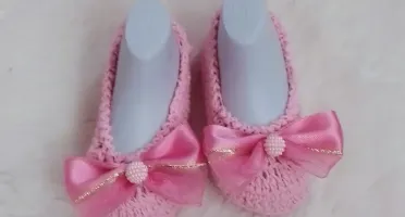 Sapatinho Rosa com Laço — 6 a 9 Meses