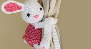 Prendedor de cortina coelhinha bailarina em amigurumi
