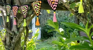 Varal de Bandeirinhas Neon em Crochê