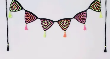 Varal de Bandeirinhas Neon em Crochê