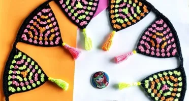 Varal de Bandeirinhas Neon em Crochê