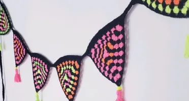 Varal de Bandeirinhas Neon em Crochê