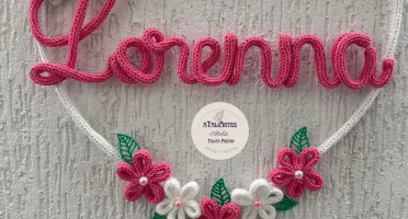 Guirlanda de Coração Personalizado com Flores Tricotin