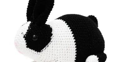 Coelho Holandês Preto e Branco em Amigurumi