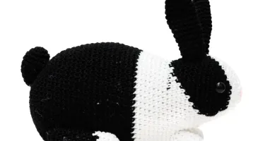 Coelho Holandês Preto e Branco em Amigurumi