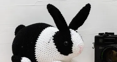 Coelho Holandês Preto e Branco em Amigurumi