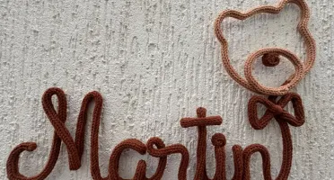Porta Maternidade Nome com Ursinho em Tricotin