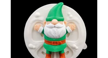 Gnomo de Natal Fazendo Anjinho na Neve