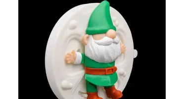 Gnomo de Natal Fazendo Anjinho na Neve