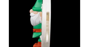 Gnomo de Natal Fazendo Anjinho na Neve