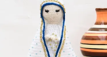 Nossa Senhora de Manto Branco em Amigurumi