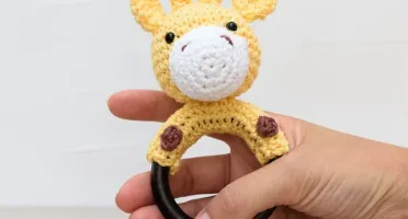 Chocalho Girafa Pequena em Amigurumi