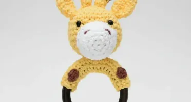 Chocalho Girafa Pequena em Amigurumi
