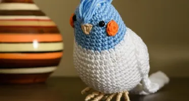 Calopsita azul em amigurumi