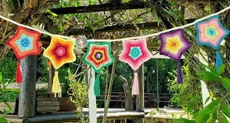 Varal de Estrelas Multicoloridas em Crochê