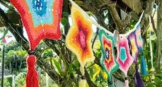 Varal de Estrelas Multicoloridas em Crochê