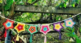 Varal de Estrelas Multicoloridas em Crochê