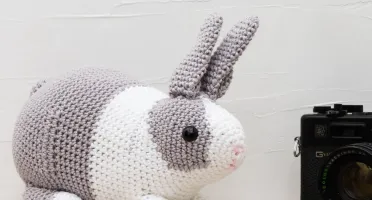 Coelho Holandês Cinza e Branco em Amigurumi
