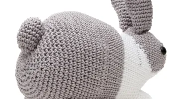 Coelho Holandês Cinza e Branco em Amigurumi