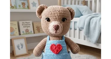 Ursinho de Amigurumi com Jardineira Azul e Coração