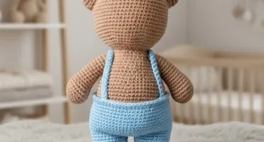 Ursinho de Amigurumi com Jardineira Azul e Coração