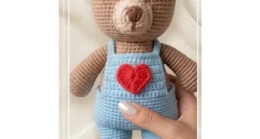 Ursinho de Amigurumi com Jardineira Azul e Coração