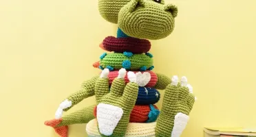 Brinquedo educativo Dinotower em amigurumi