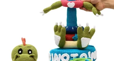 Brinquedo educativo Dinotower em amigurumi