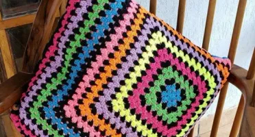 Capa de Almofada Dupla Face em Crochê Multicolorida