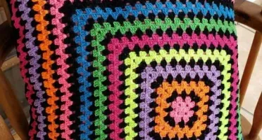Capa de Almofada Dupla Face em Crochê Multicolorida