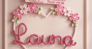 Guirlanda de Coração com Flores em Tricotin