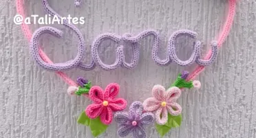 Guirlanda de Coração com Flores em Tricotin