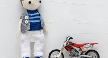 Boneco Jonathan em amigurumi