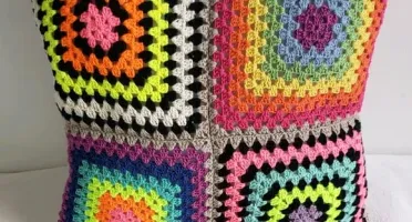 Capa de Almofada Dupla Face Multicolorida em Crochê