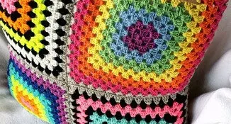 Capa de Almofada Dupla Face Multicolorida em Crochê