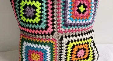 Capa de Almofada Dupla Face Multicolorida em Crochê