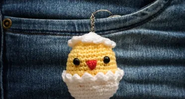 Chaveiro Pintinho no ovo em amigurumi