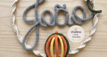 Porta Maternidade + Móbile decorativos macramê com tricotin