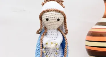 Nossa Senhora das Graças em amigurumi